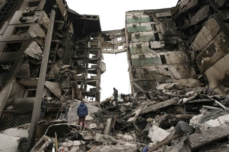 圖為位於烏克蘭基輔西北方50公里的博羅江卡小鎮公寓大樓被俄羅斯軍隊炸毀。（美聯社）