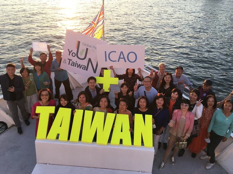 溫哥華台灣同鄉會在海上渡輪發出UN for Taiwan（支持台灣入聯）的呼籲。（駐溫哥華台北經濟文化辦事處提供）中央社記者程愛芬溫哥華傳真  111年9月12日