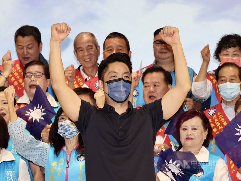 國民黨台北市長參選人蔣萬安（前）12日在台北出席2022三合一選舉台北市里長提名同志造勢大會，為黨籍里長參選人站台，並請託大家當他的分身，幫忙拉票。中央社記者張皓安攝  111年9月12日