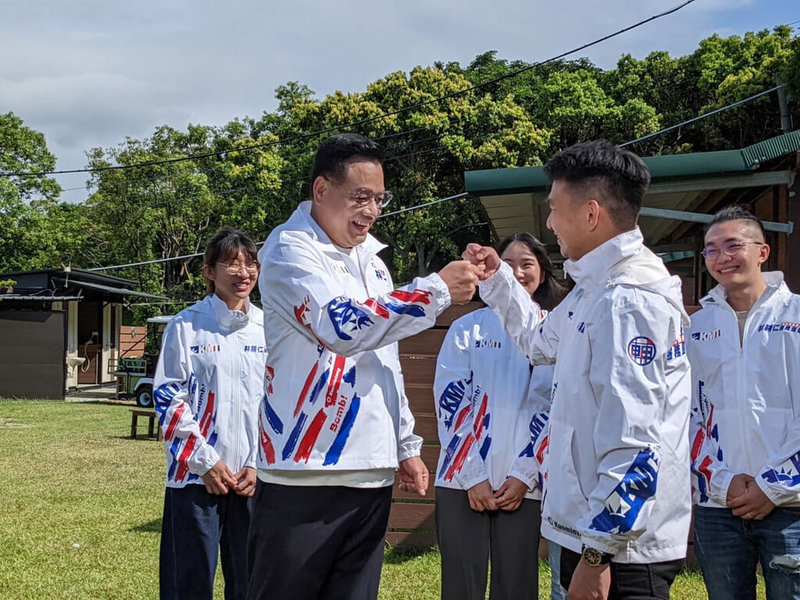 國民黨新竹市長參選人林耕仁（前左）12日提出「青年公共參與」政策，包含增加新竹市青年事務委員會青年代表比例、定期舉辦青年參與公共事務論壇、公開票選青年委員會市政提案、擴大在地青年市府工讀實習等，帶動年輕人實際參與公共事務推動，共同思考城市的未來。（林耕仁團隊提供）中央社記者郭宣彣傳真  111年9月12日