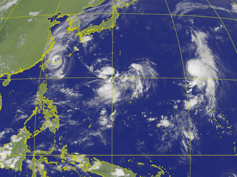 中央氣象局12日表示，颱風「南瑪都」最快14日生成，估將與中颱梅花（左）、輕颱莫柏（右）在海面上共舞。圖為12日晚間6時40分衛星雲圖。（圖取自氣象局網頁cwb.gov.tw）