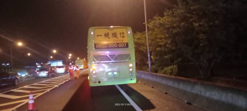 一輛統聯客運11日行經國道1號后里路段時，司機將車停在路肩後廣播稱身體不適就陷入昏迷，車上乘客聯手救援，協助報警、叫救護車將司機送醫。（民眾提供）中央社記者趙麗妍傳真 111年9月12日