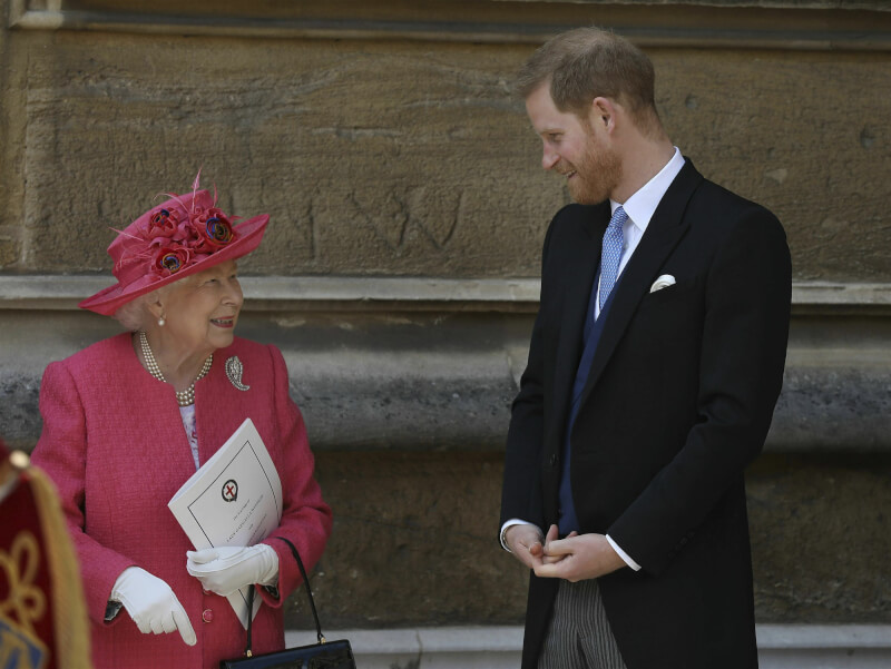 英國女王伊麗莎白二世（左）與哈利王子（右）2019年5月18日出席加布瑞拉溫莎夫人與金融家金斯頓的婚禮後交談。（Steve Parsons via 美聯社）