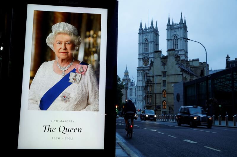 英國女王伊麗莎白二世8日逝世。圖為倫敦西敏寺教堂外公共汽車站展示女王的肖像。（路透社）
