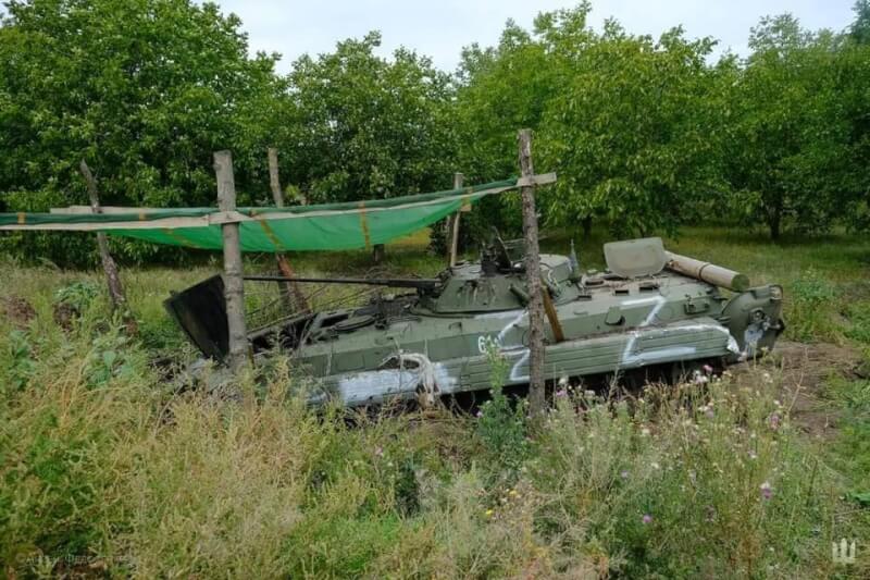 圖為俄軍丟棄的戰車。（圖取自facebook.com/GeneralStaff.ua）