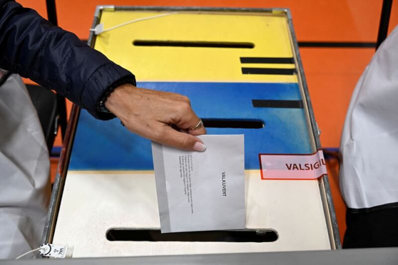 圖為11日民眾在斯德哥爾摩一處投票所投票。（TT News Agency/Ali Lorestani via 路透社）