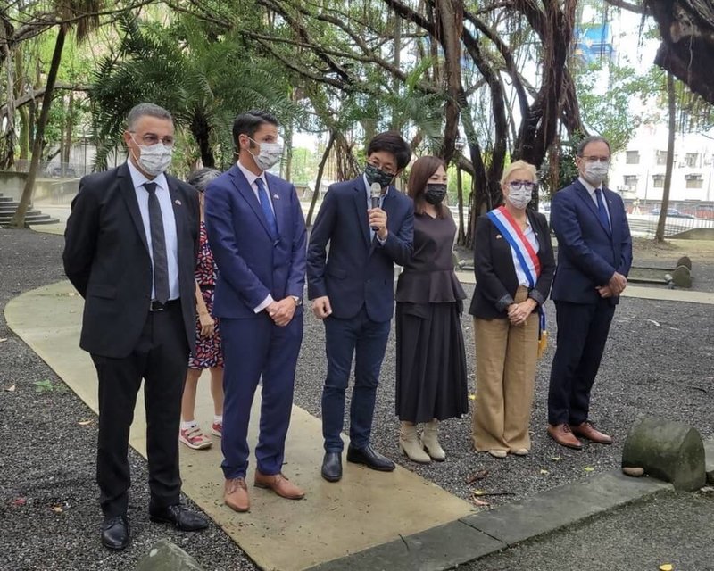 民進黨立委蔡適應（右4）、基隆市文化局長陳靜萍（右3）12日陪同法國參議院訪問團參訪沙灣歷史文化園區，除參觀清法戰爭遺址外，並到園區內的法國公墓追思，祈禱世界和平。（蔡適應提供）中央社記者王朝鈺傳真  111年9月12日