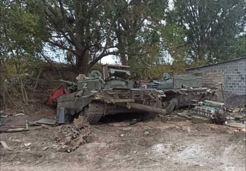 圖為俄軍戰車棄置在烏克蘭哈爾科夫一處。（圖取自facebook.com/GeneralStaff.ua）
