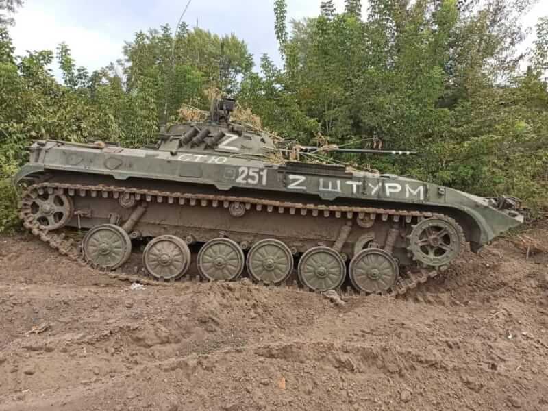 圖為俄軍撤離哈爾科夫時丟棄的戰車。（圖取自facebook.com/GeneralStaff.ua）