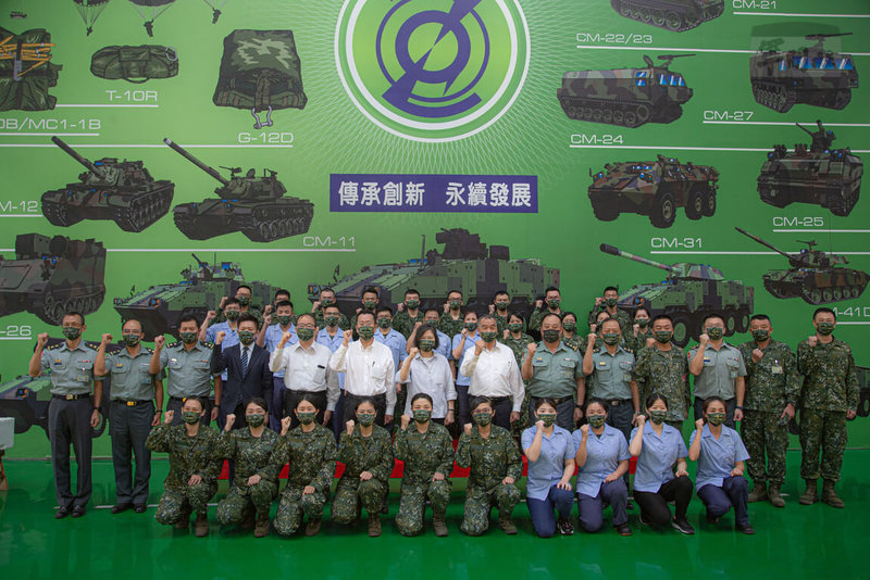 總統蔡英文13日前往南投視導「陸軍兵工整備發展中心」，肯定陸軍兵整中心不僅打造更加現代化的戰力，也展現台灣不斷提升的國防自主能量。（總統府提供）中央社記者溫貴香傳真  111年9月13日