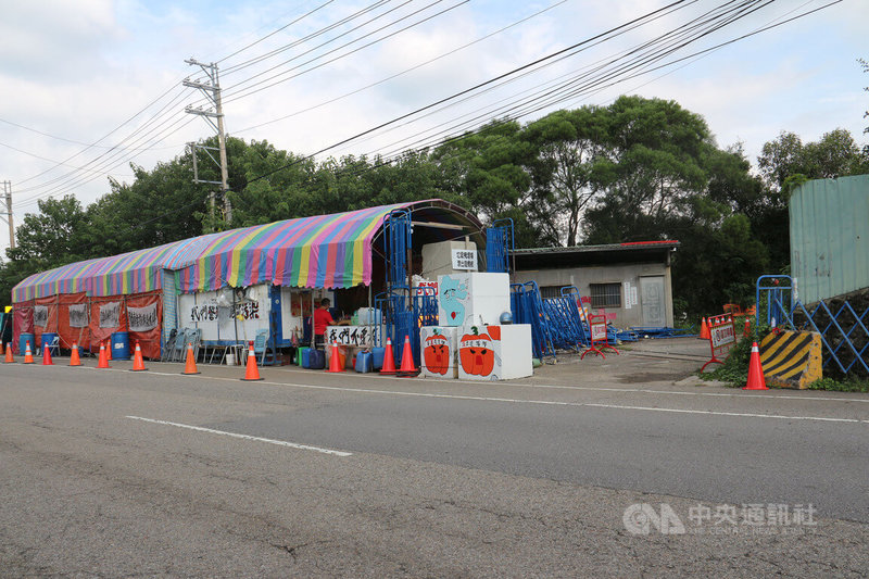 苗栗縣坤輿掩埋場開發爭議紛擾地方多年，隨著開發案同意設置文件15日即將屆期失效，自救會在場區門口歷時1年9個多月的「埋鍋造飯」抗爭行動也終將落幕。中央社記者管瑞平攝 111年9月13日