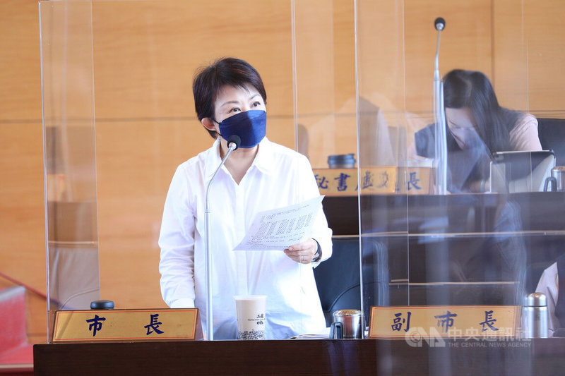 台中市長盧秀燕13日在議會指出,中捷藍線與市政路延伸開工,都是與台灣大道交通相關的重大建設,市政路工程9月底即將開工,但是慢了,因為先前被卡;中捷藍線也是,市府將計畫送中央審議,交通部18個月以來沒開過一次會,希望不要耽誤台中建設。中央社記者趙麗妍攝 111年9月13日
