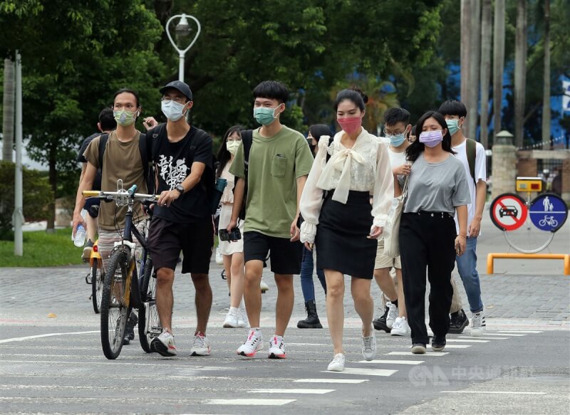 圖為台北市南區校園對外出入街口，民眾戴口罩防疫。（中央社檔案照片）