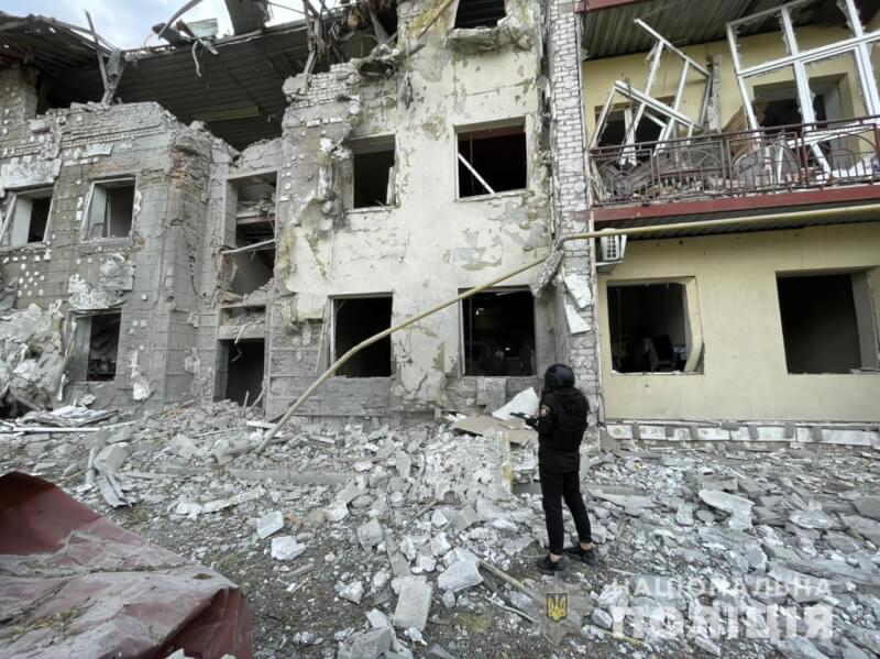 圖為烏克蘭調查人員11日在哈爾科夫記錄遭俄軍砲擊的住宅。（圖取自facebook.com/UA.National.Police）