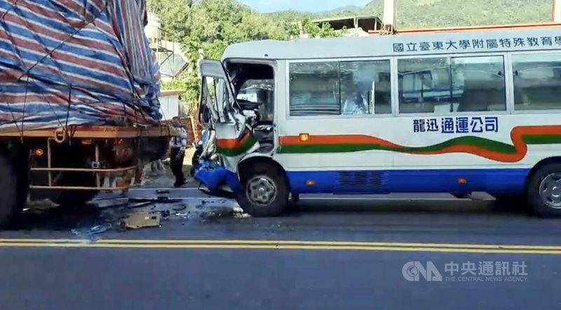 台東大學附屬特殊教育學校校車13日一早接送學生到校途中,自後方追撞疑似緊急煞車的大貨車,3名學生和學校導護、司機受傷送醫。中央社記者盧太城台東攝 111年9月13日