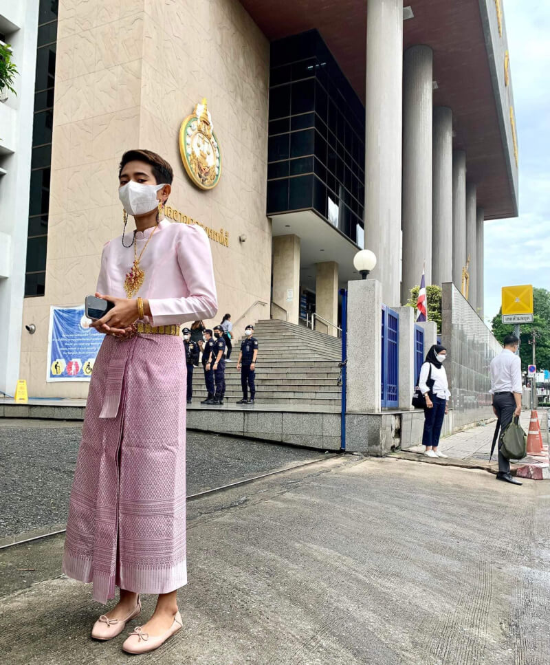 泰國23歲抗議人士賈圖芃因為在遊行中身穿泰國傳統服飾走秀，法院認定她有嘲笑王室意圖，以冒犯君主罪遭判處2年有期徒刑。（圖取自facebook.com/jutpr）