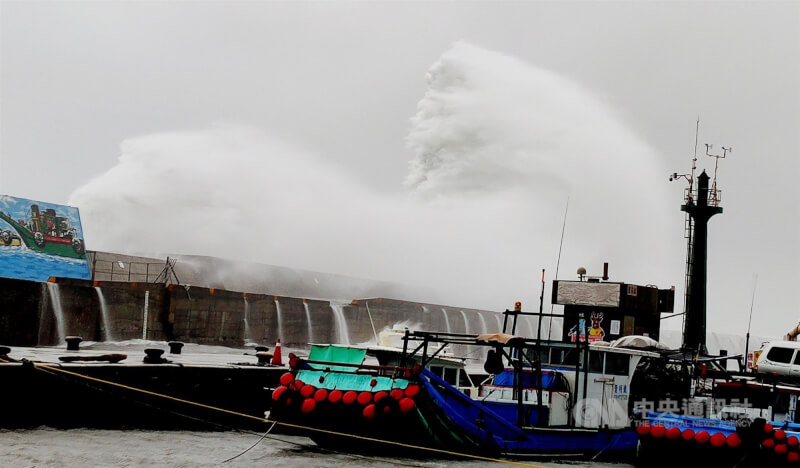 2019年8月24日颱風白鹿來襲，台東海面掀起滔天巨浪，大浪翻過富岡港堤防，激起10幾公尺高的浪花。（中央社檔案照片）