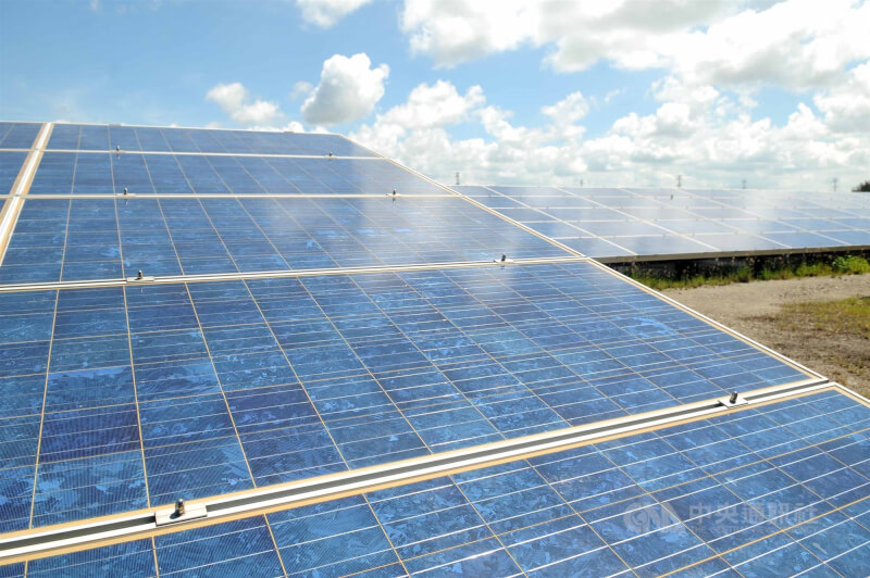 經濟部長王美花12日指出，今年太陽光電推動量估將達2.5GW，可望成為有史以來單一年度完成最高的一年。圖為太陽能板。（中央社檔案照片）