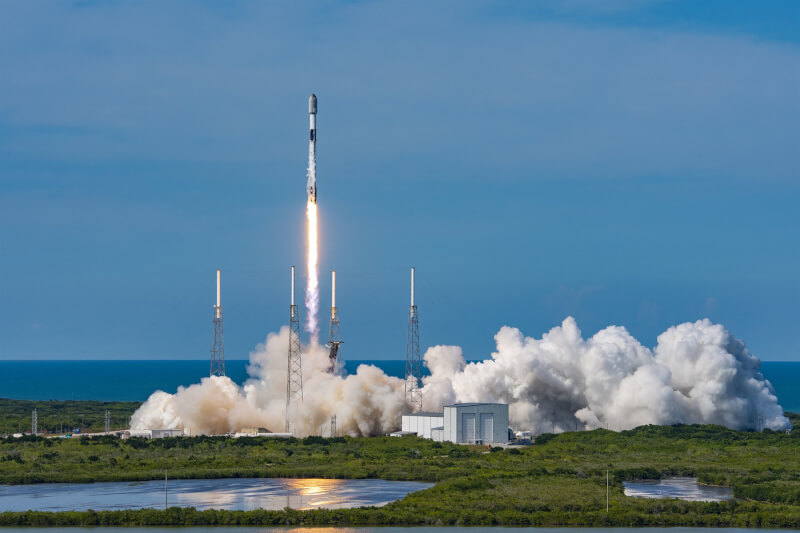 美國聯邦傳播委員會（FCC）12日決定不提供SpaceX偏遠地區寬頻補助。圖為SpaceX火箭升空部署衛星。（圖取自SpaceX網頁spacex.com）