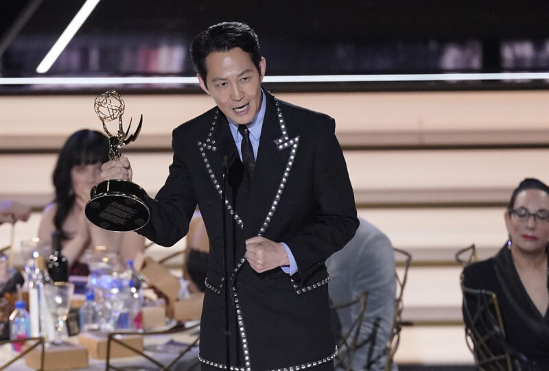 Netflix夯劇「魷魚遊戲」主角李政宰（前）成為第一位在美國電視圈最高榮譽艾美獎奪下視帝的韓國演員。（美聯社）