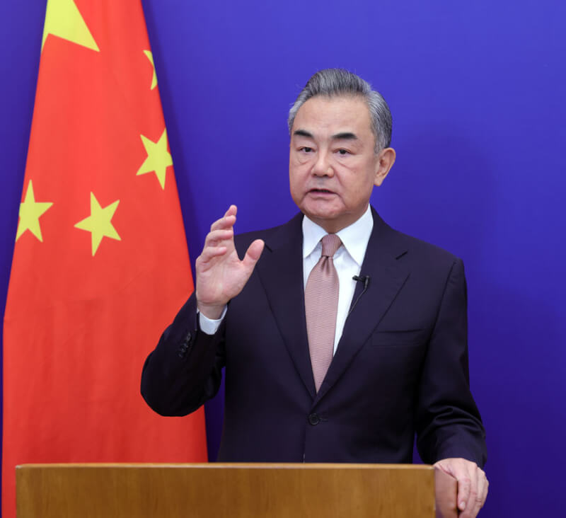 中共中央外事工作委員會辦公室主任王毅19日針對氣球事件指控美方「濫用武力」。（圖取自中國外交部網頁mfa.gov.cn）