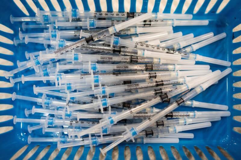 歐盟藥物監管機構12日核准輝瑞藥廠和德國生技公司BioNTech研發的「雙價疫苗」。（路透社）