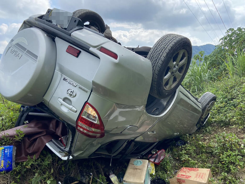 高雄市桃源區藤枝國家森林遊樂區內14日下午發生車輛墜谷意外，一輛載有5人的休旅車不明原因墜落山谷，2人被拋出車外重傷命危，另有3人輕傷，陸續送醫。（高市六龜警分局提供）中央社記者洪學廣傳真  111年9月14日