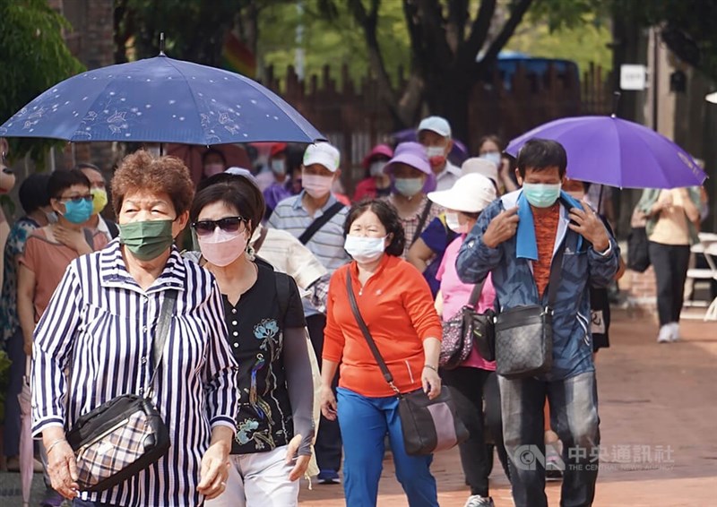 圖為高雄駁二藝術特區一帶遊憩民眾人人臉上皆戴好口罩。中央社記者董俊志攝 111年9月14日