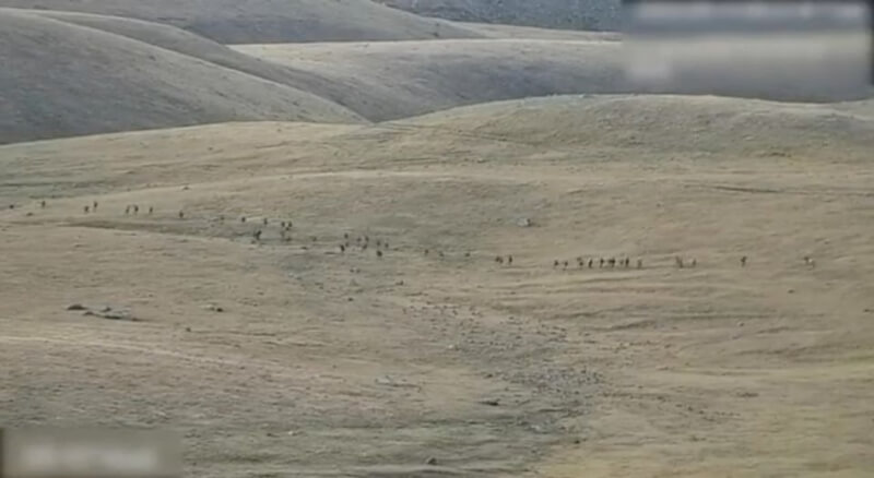 圖為亞美尼亞國防部發布的影片中，可見亞塞拜然軍人沿著與亞美尼亞接壤的山區邊境移動。（Armenian Defence Ministry/Handout via 路透社）