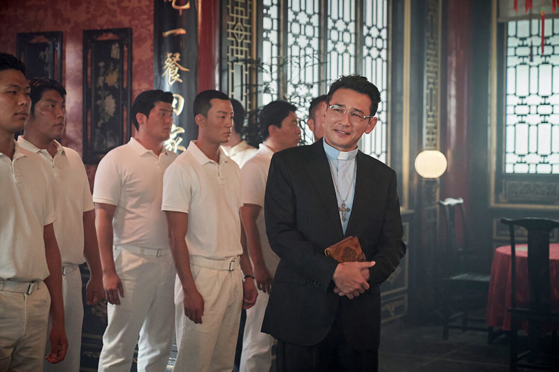 韓國影帝黃晸珉（右）在影集「毒梟聖徒」中飾演神父「全耀煥」，表面看似是純潔的神職人員，私底下其實是深諳毒品交易的大毒梟。（Netflix提供）中央社記者葉冠吟傳真 111年9月14日