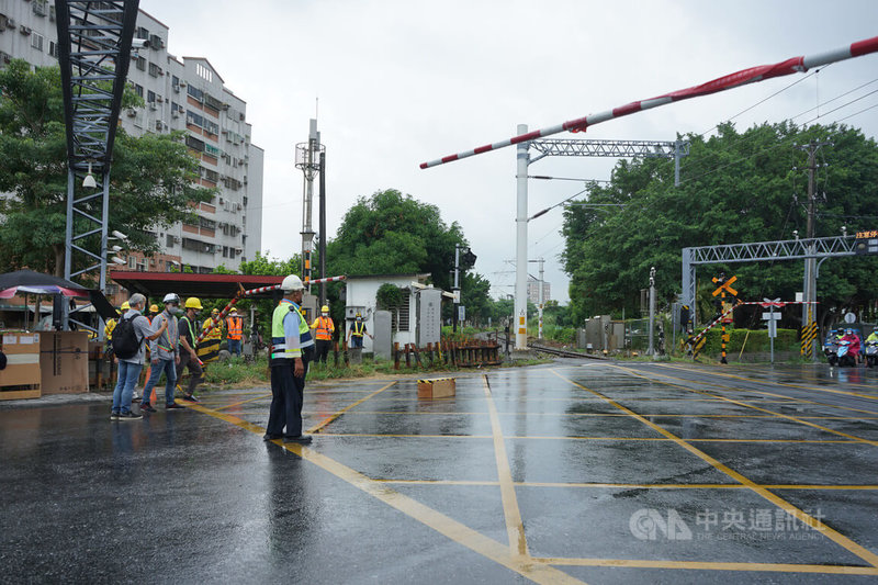 台鐵在全台260處平交道設置障礙物自動偵測系統，透過熱感應與雷達辨識智慧判讀於平交道黃色網狀線內，高度30至300公分的障礙物，以即時驅離並知會鄰近列車司機員因應。圖為台鐵14日在花蓮市中華路平交道演練偵測過程。中央社記者張祈攝 111年9月14日