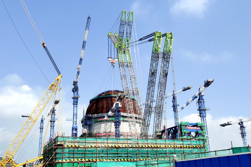中國國務院常務會議13日再核准2個核電廠項目，2022年初以來已核准興建5個核電廠項目，共計10座核電機組。圖為8月23日，漳州核電2號機組內穹頂成功吊裝。（中新社提供）中央社  111年9月14日