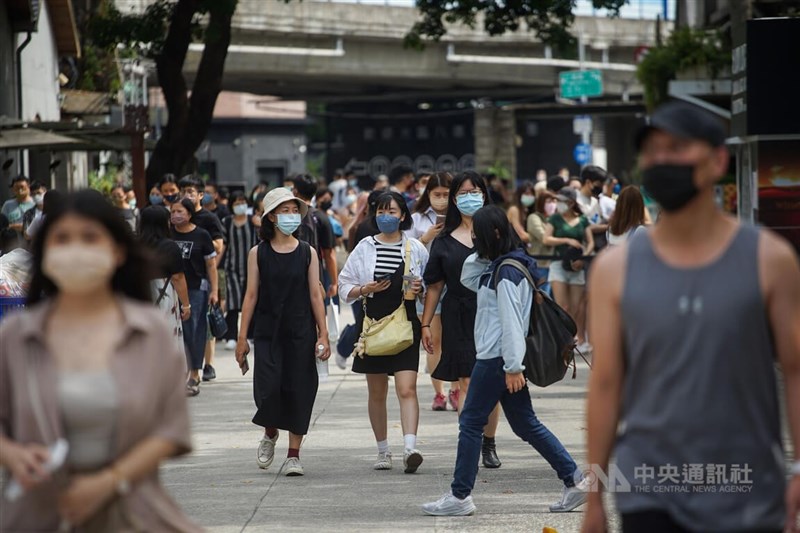 氣象局表示，15、16日各地多雲到晴。圖為民眾在台北華山文創園區逛街散心。（中央社檔案照片）