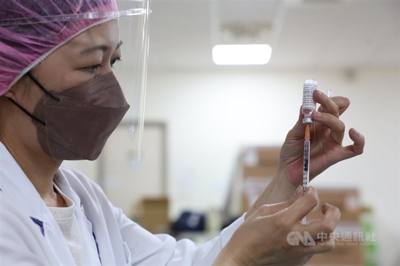 台大公衛學院教授陳秀熙14日指出，台灣還有約320萬人未完整接種COVID-19疫苗（打完2劑），若不趕緊施打，預測每週會死亡125人。圖為醫護人員使用針筒從疫苗罐中抽取疫苗。（中央社檔案照片）