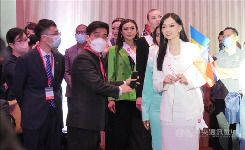 2022世界創新與科技大會在馬來西亞檳城舉辦，代表台灣參選亞洲環球小姐的高曼容（前右）原本正要上台、開心表情，卻因中國打壓，被無預警攔下。（翻攝照片）中央社記者葉臻傳真 111年9月14日