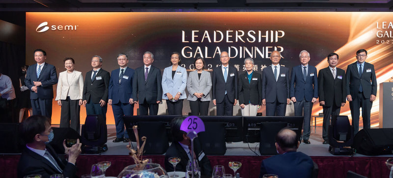 總統蔡英文（中）14日晚間出席「SEMICON Taiwan 2022 科技菁英領袖晚宴」，親頒「產業貢獻獎」給傑出產業界人士，肯定他們的貢獻。（總統府提供）中央社記者溫貴香傳真  111年9月14日