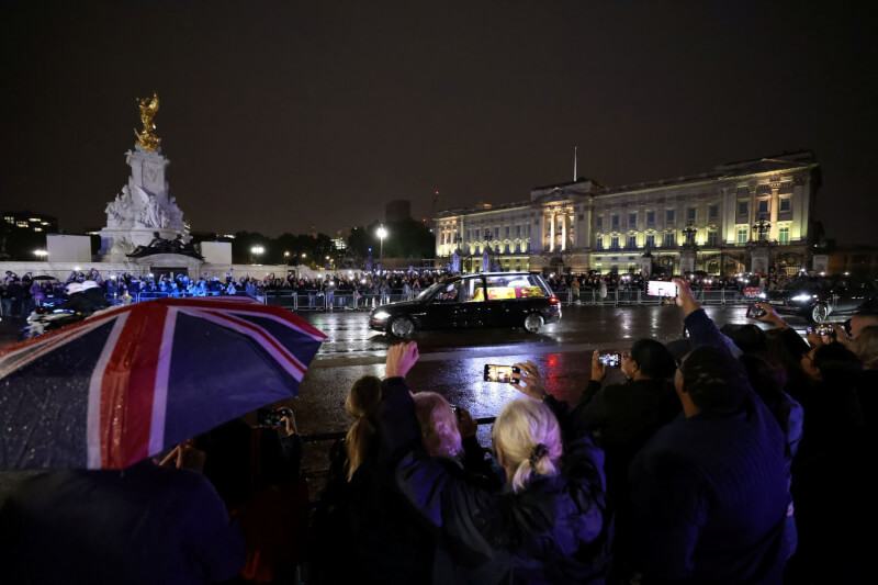 英國女王伊麗莎白二世靈柩13日運抵英國首都倫敦時，數以萬計的民眾在大雨中夾道列隊迎靈。（CORPORAL REBECCA BROWN/Pool via 路透社）