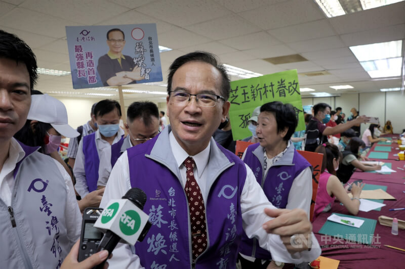 台灣維新參選人蘇煥智（前中）近日抗議電視台只邀少數候選人參與辯論。（中央社檔案照片）
