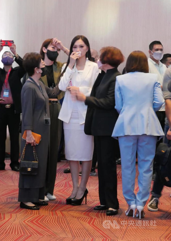 2022世界創新與科技大會在馬來西亞檳城舉辦，代表台灣參選亞洲環球小姐的高曼容（白衣者），因為中國打壓，無法上台而委屈落淚。（翻攝照片） 中央社記者葉臻傳真 111年9月14日