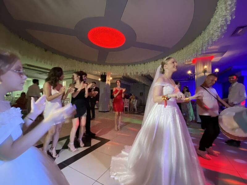 跳舞是土耳其婚禮貫穿整場的靈魂，新人開舞後，賓客一一踏入舞池，沒有人在意彼此的舞技，只求放飛自我。中央社記者鍾佑貞薩卡里亞省攝 111年9月15日