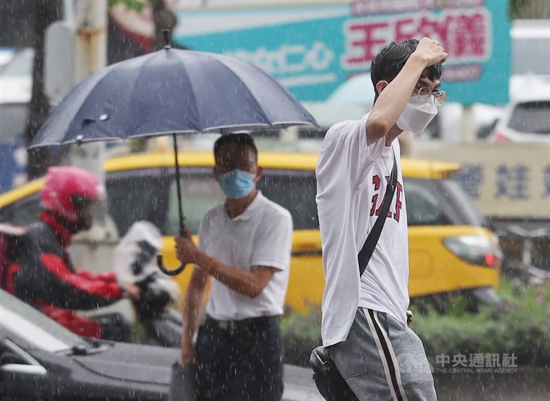 中央氣象局15日表示，16日天氣大致為多雲到晴，但17至19日北部轉為多雲偶陣雨。圖為台北市信義區午後降下雨勢，有民眾沒帶傘具，淋雨而行。中央社記者張新偉攝 111年9月15日