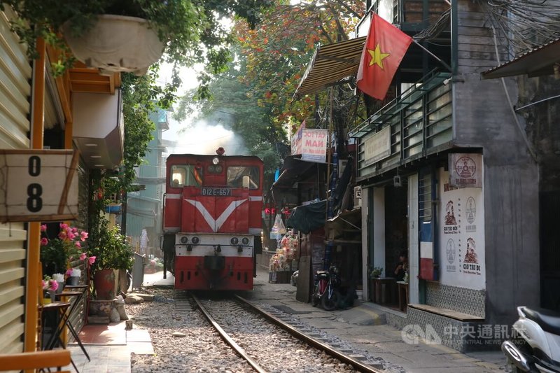 河內市火車街原是一條不起眼的民宅後巷，因有火車經過，當地居民便在鐵軌兩旁開了30多家咖啡店，消費者喝咖啡的同時可近距離感受火車呼嘯而過，因而成為網紅打卡景點。攝於109年12月12日中央社記者陳家倫河內攝  111年9月15日