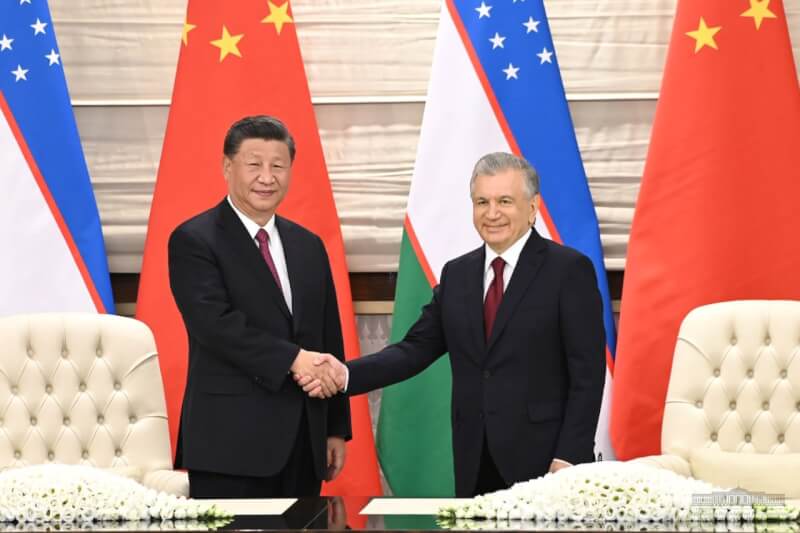中國國家主席習近平（左）與烏茲別克總統米爾濟約耶夫（右）會談，兩國發表聯合聲明。（圖取自twitter.com/president_uz）