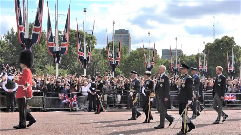英國女王伊麗莎白二世14日在倫敦自白金漢宮移靈至國會西敏廳，10日登基的國王查爾斯三世、安妮公主等女王子孫為她送行，全程近2公里皆步行。中央社記者陳韻聿倫敦攝 111年9月14日