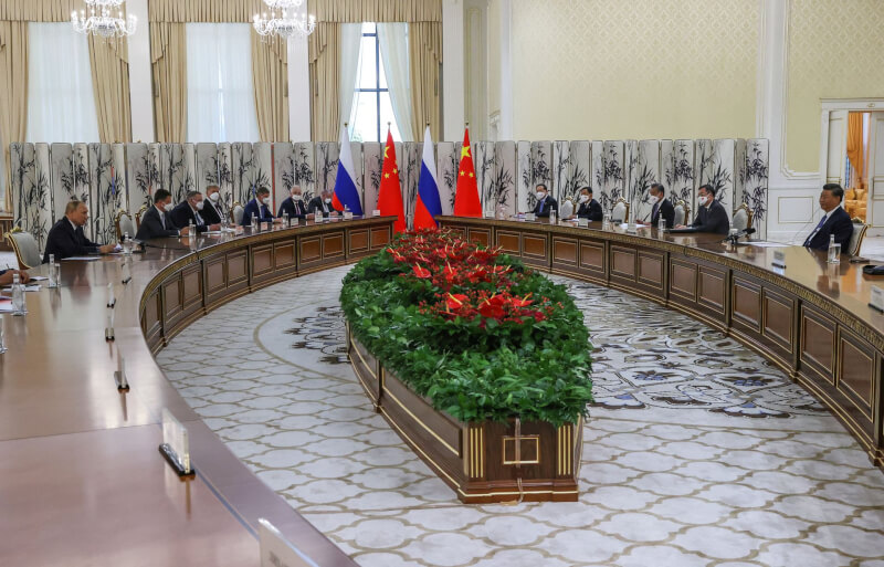 中國國家主席習近平（右）15日與俄羅斯總統蒲亭（左）在撒馬罕會談。（Sputnik/Alexandr Demyanchuk/via 路透社）
