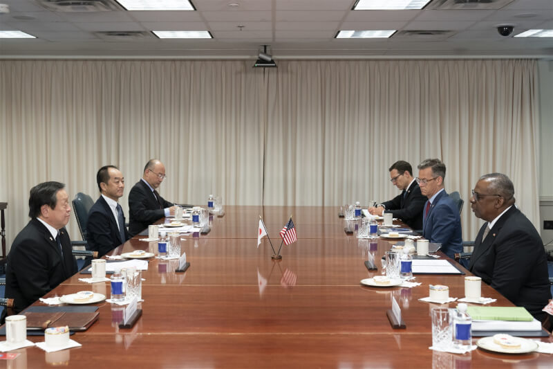 日本防衛大臣濱田靖一（前左）14日在華府與美國國防部長奧斯汀（前右）會談，兩人再度確認台灣海峽和平穩定的重要性。（美聯社）