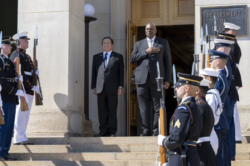 日本防衛大臣濱田靖一（後左）14日在華府與美國國防部長奧斯汀（後右）會面，討論進一步加強國防合作。（圖取自美國國防部網頁defense.gov）