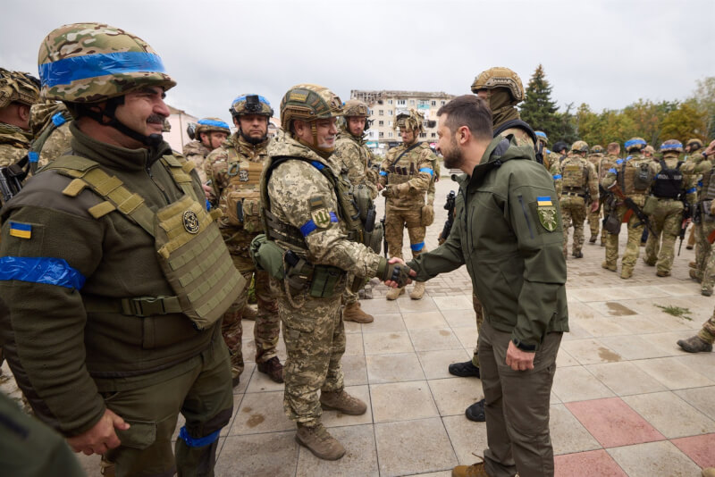 烏克蘭總統澤倫斯基（前右）14日前往烏軍從俄羅斯手中收復的戰略城市伊久姆向官兵致意，矢言烏克蘭將取得勝利。（圖取自facebook.com/zelenskiy.official）