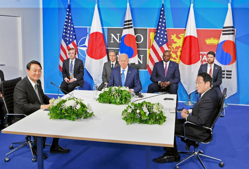 美國總統拜登（前中）、日本首相岸田文雄（前右）與韓國總統尹錫悅（前左）6月29日在北約峰會場邊進行3國領袖峰會。（共同社）