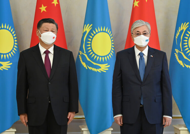 中國國家主席習近平（左）15日與哈薩克總統托卡葉夫（右）會談達成多項共識並發表聯合聲明，哈薩克強調反對任何形式的「台灣獨立」。（圖取自哈薩克總統官方網頁korda.kz）